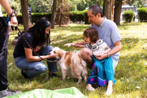 O familie lângă un cățel